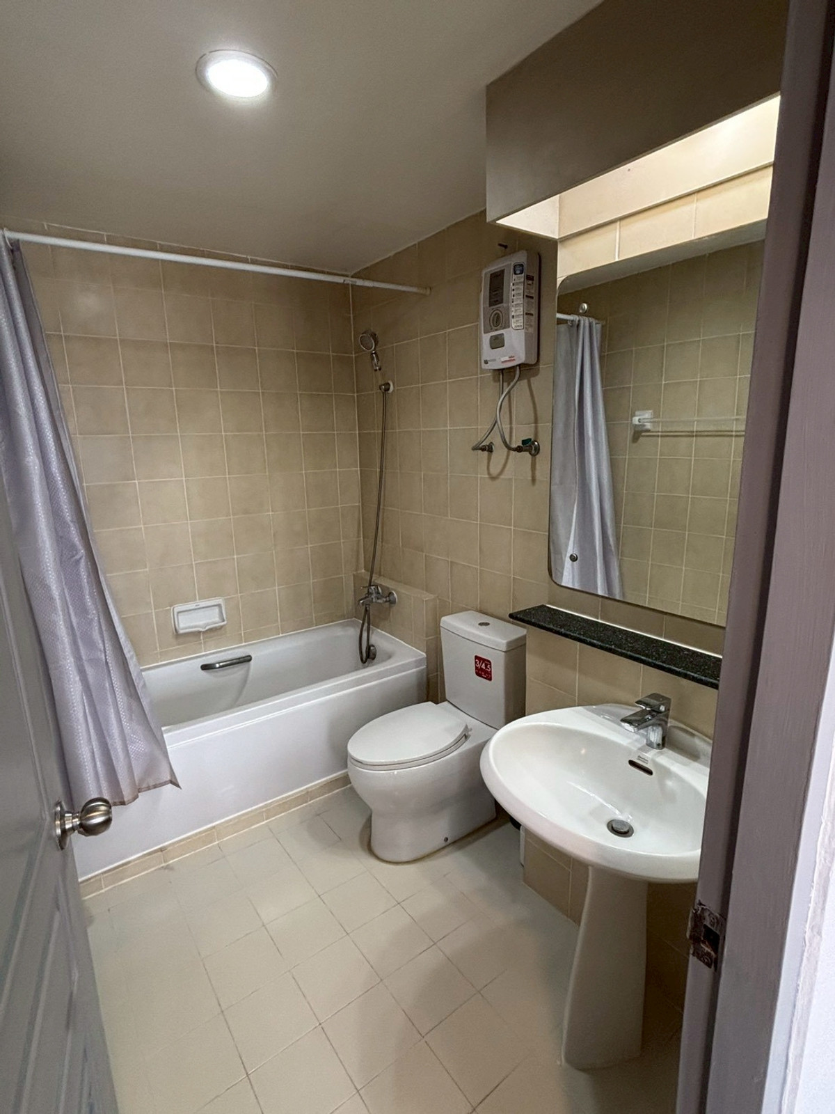 For RentCondoSukhumvit, Asoke, Thonglor : 🌆✨ Condo for Rent at The Waterford Diamond Sukhumvit 30/1 – Corner Unit with Stunning City View Bright, airy space with full natural light and a private balcony to enjoy the skyline every day 🫶