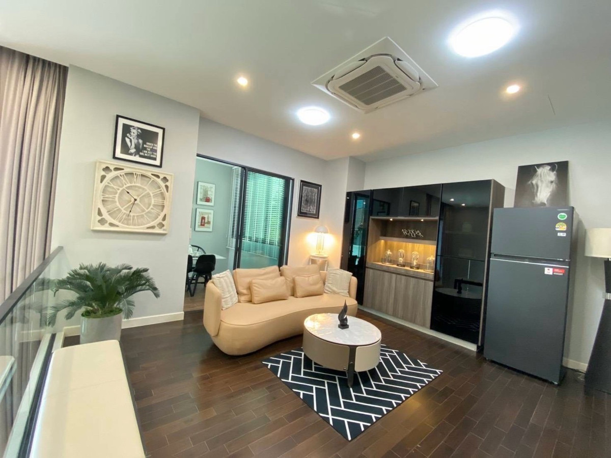 ให้เช่าบ้านเลียบทางด่วนรามอินทรา : บ้านเช่าหรู พูลวิลล่า 3 ชั้น พร้อมลิฟท์ส่วนตัว เฟอร์ครบ พร้อมเข้าอยู่ ย่านโยธินพัฒนา