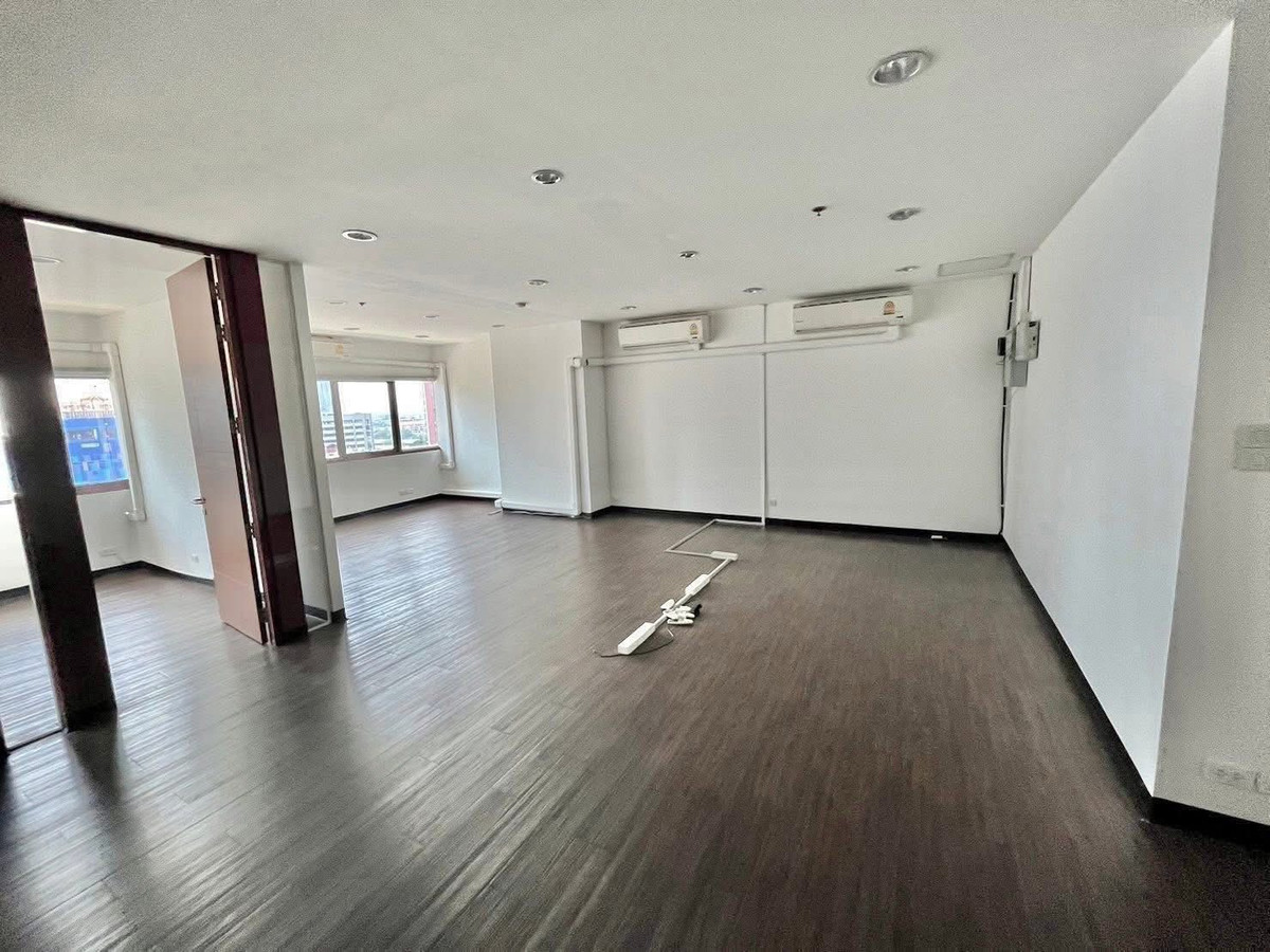 ให้เช่าสำนักงานสุขุมวิท อโศก ทองหล่อ : ให้เช่า  Office แถว Sukhumvit  ใกล้ BTS Ekamai พร้อมว่างให้เช่าเริ่ม1 เม.ย. 2569 