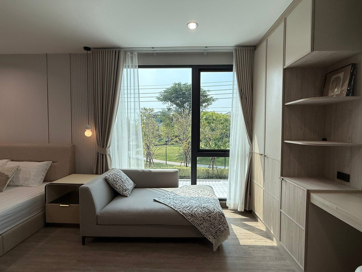 For RentHouseBangna, Bearing, Lasalle : FOR Rent Baan Klang Muang The Edition Bangna Phase 2, garden view in front of the project, 4 bedrooms, pets accepted.