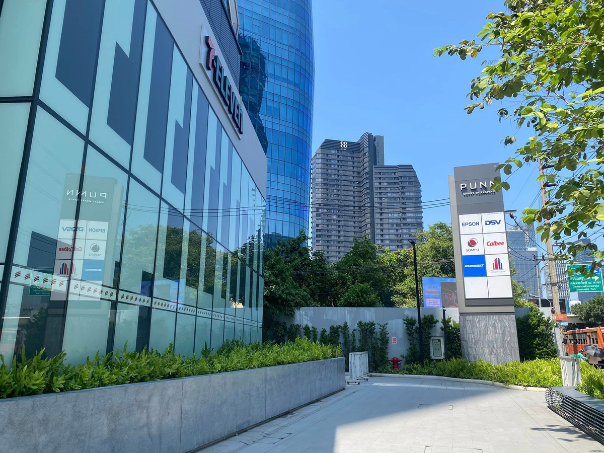 For RentOfficeKhlongtoei, Kluaynamthai : OK Space Punn, fully furnished office in Rama 4 area, near MRT Khlong Toei, view of Bang Krachao water curve, 28th floor, area 42 sq m., rent 50,400 baht*/sq m./month.