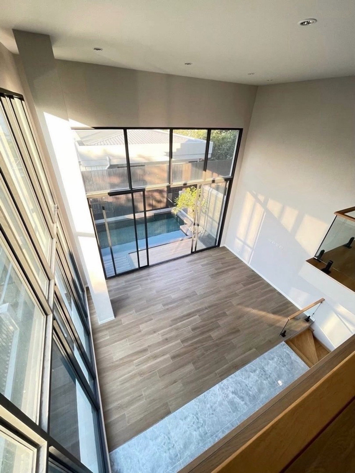 ให้เช่าบ้านสุขุมวิท อโศก ทองหล่อ : ทาวน์โฮมหรู ทองหล่อ  มีลิฟต์และสระว่ายน้ำส่วนตัว เลี้ยงสัตว์ได้ ใกล้ BTS ทองหล่อ 