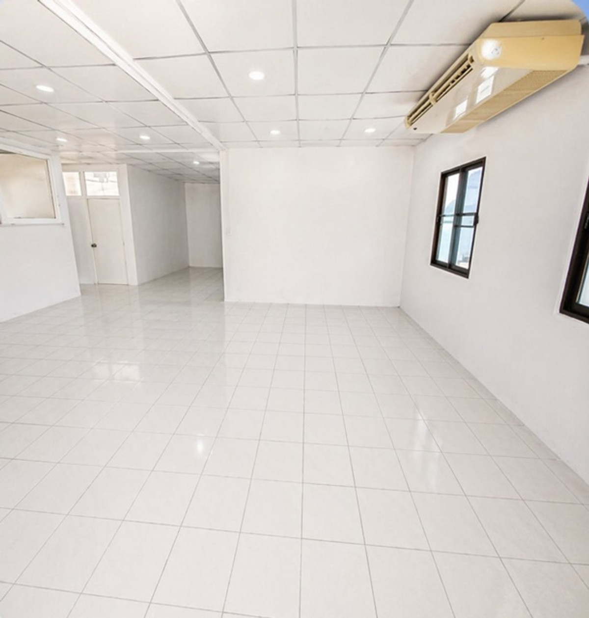 For RentHouseRatchadapisek, Huaikwang, Suttisan : MRT Sutthisan 900m. Central Rama9 5beds 5Parking 4baths near MRT Ratchadaphisek 400m two storey