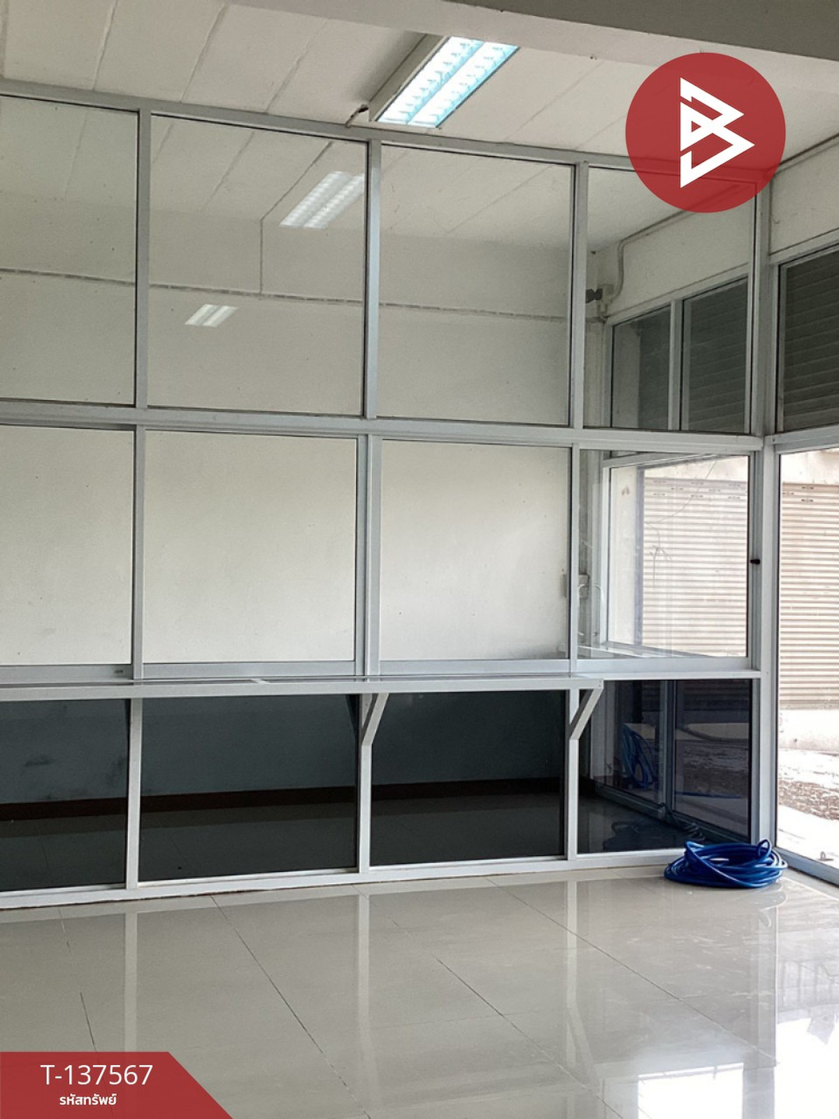 For SaleShop HouseSaraburi : Urgent sale, 2 commercial buildings, Phra Phutthabat, Saraburi, prime location, next to the road, near community areas.