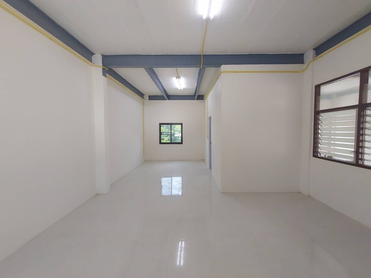 For RentWarehouseRathburana, Suksawat : Newly renovated warehouse for rent, Phutthabucha Road, Bang Mot, total usable area 1,870 sq m., large cars can enter and exit.