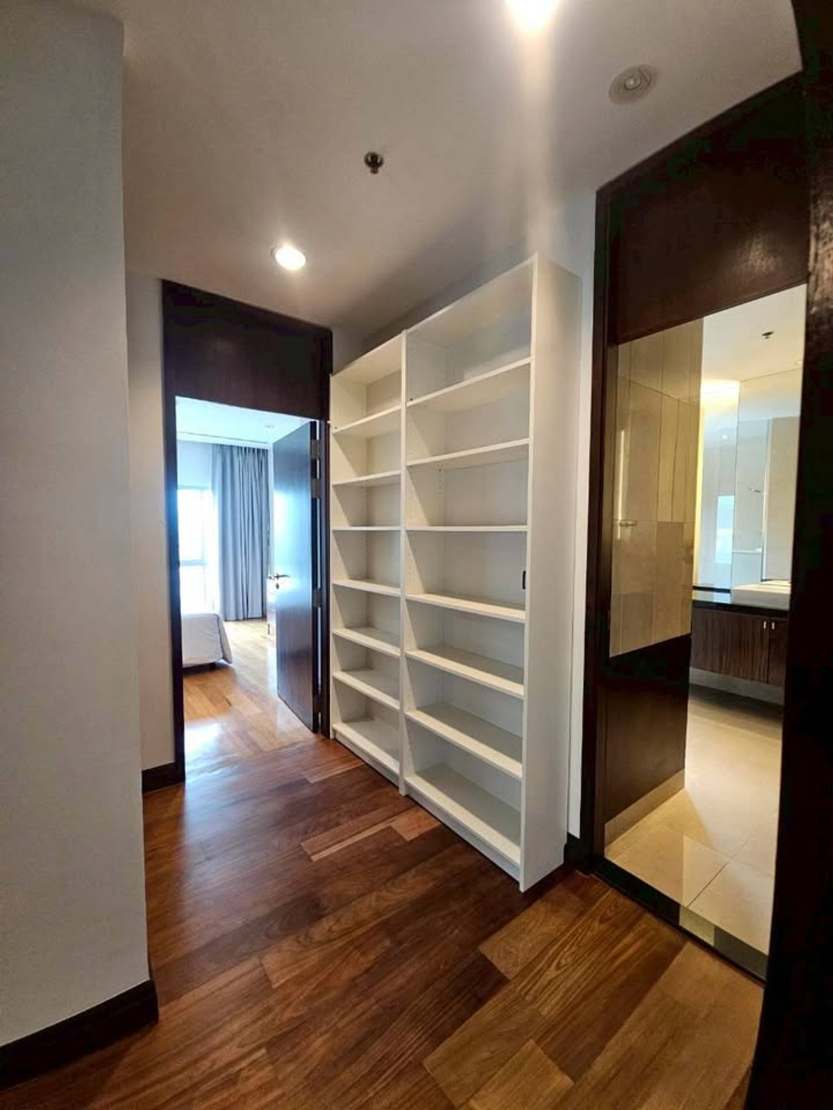 For RentCondoWitthayu, Chidlom, Langsuan, Ploenchit : Royal Residence Park rent 275 sqm 4 beds 3 baths 170,000 per month