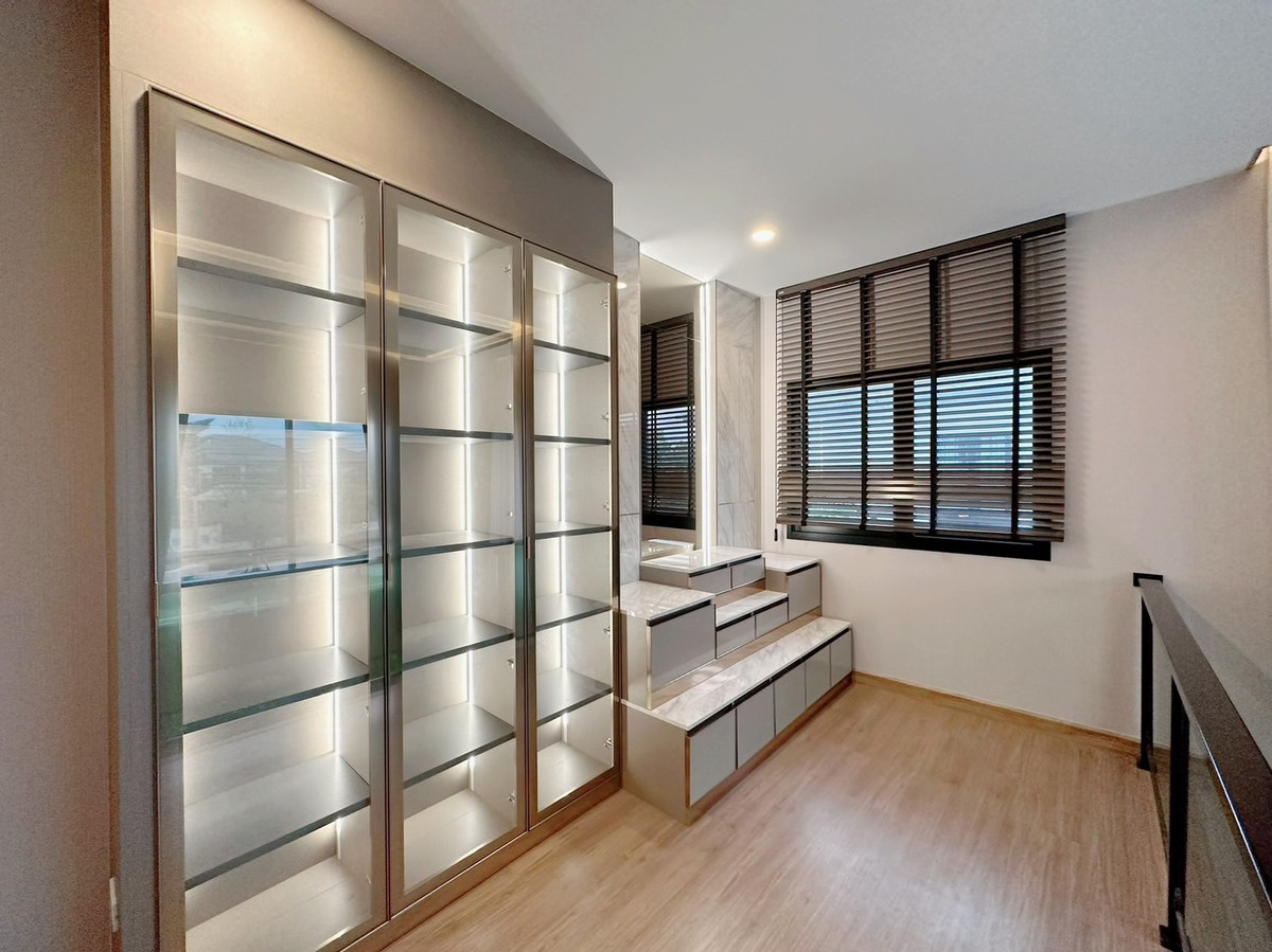 ขายบ้านสมุทรปราการ สำโรง : ขาย บ้านสวยบรรยากาศสวยน่าอยู่ ต่อเติมด้วยคุณภาพดี ทำเลดี โครงการดี อยู่หน้าสวนสวย+สนามเด็กเล่น ติดกับหอนาฬิกา Big Ben ถนนกว้าง เพื่อนบ้านดีซ้ายขวา ดีมาก เจอแบบนี้ ดีกว่าถูกหวย