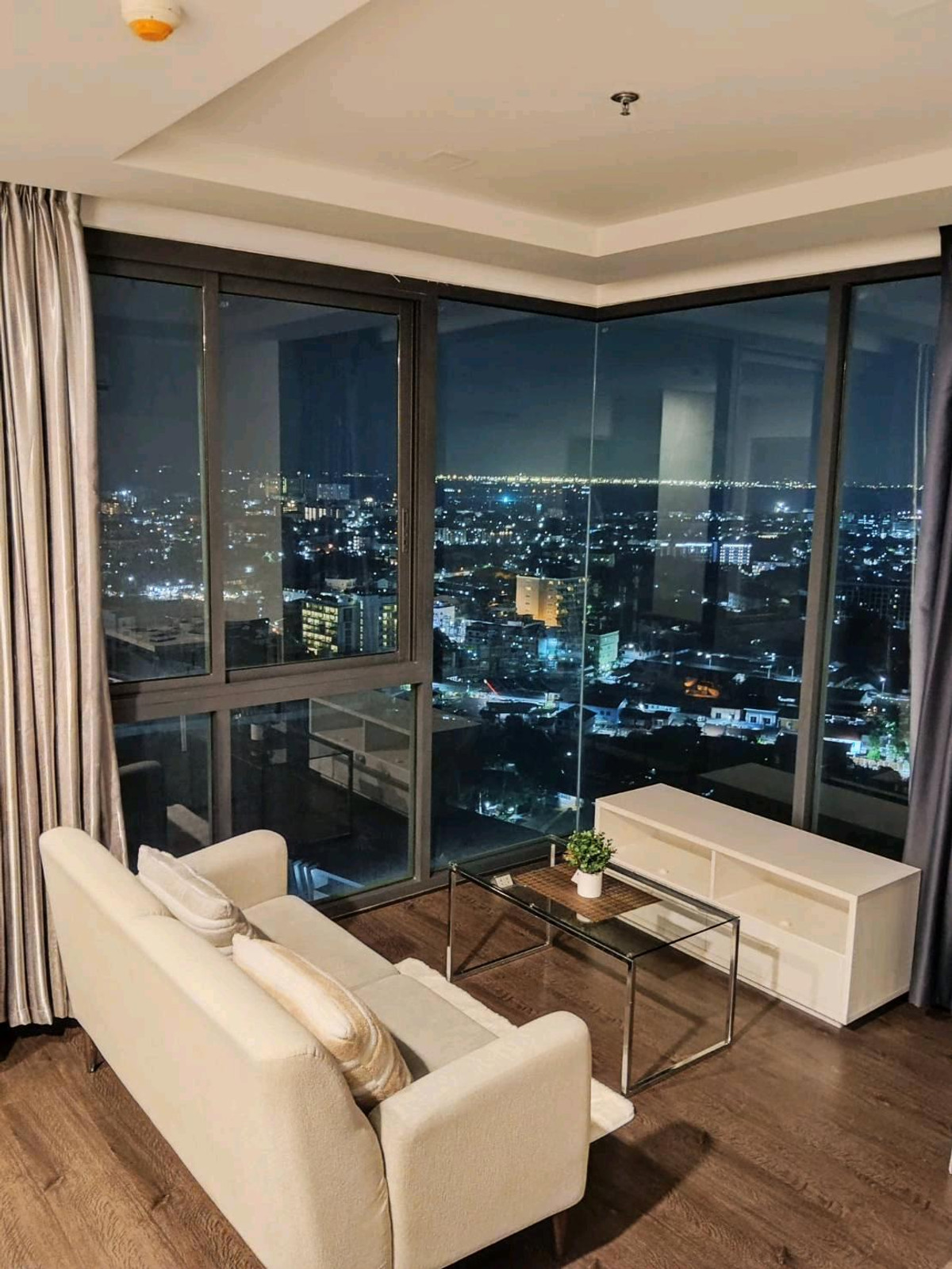 ให้เช่าคอนโดพัทยา บางแสน ชลบุรี สัตหีบ : Posh Pattaya​ ห้องมุม วิวทะเล+city