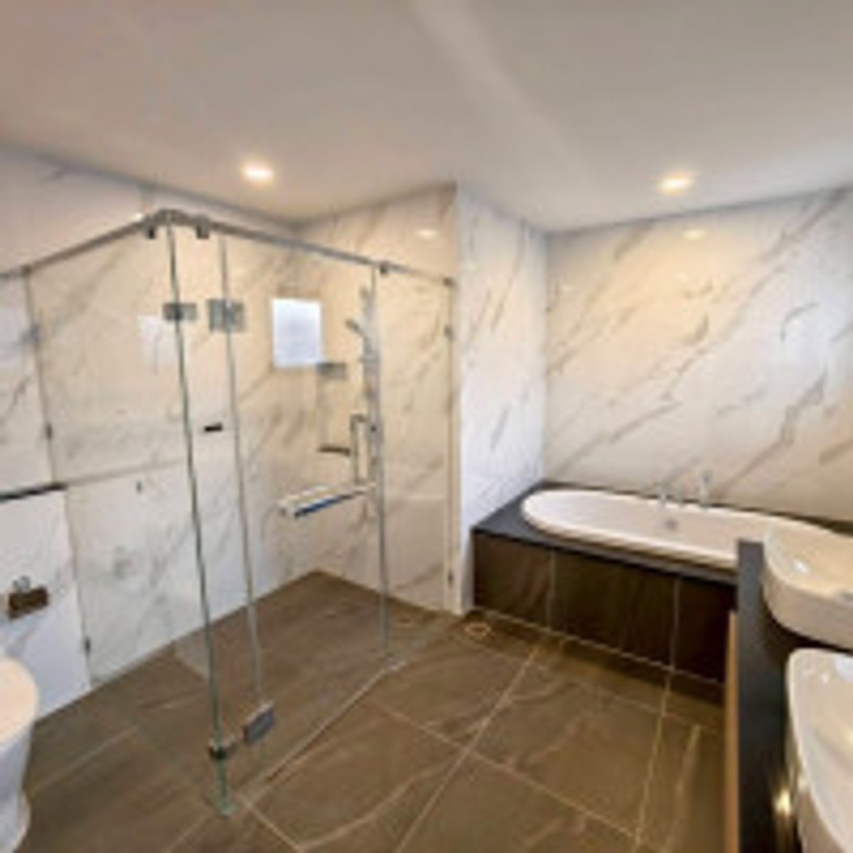 HouseLadkrabang, Suwannaphum Airport : Sell/rent luxury house THE CITY Sukhumvit-On Nut Private corner house, 4 bedrooms, 5 bathrooms, 18.5 million (rent 1 hundred thousand), has a separate pet room, fully furnished, ready to move in, AP quality society.