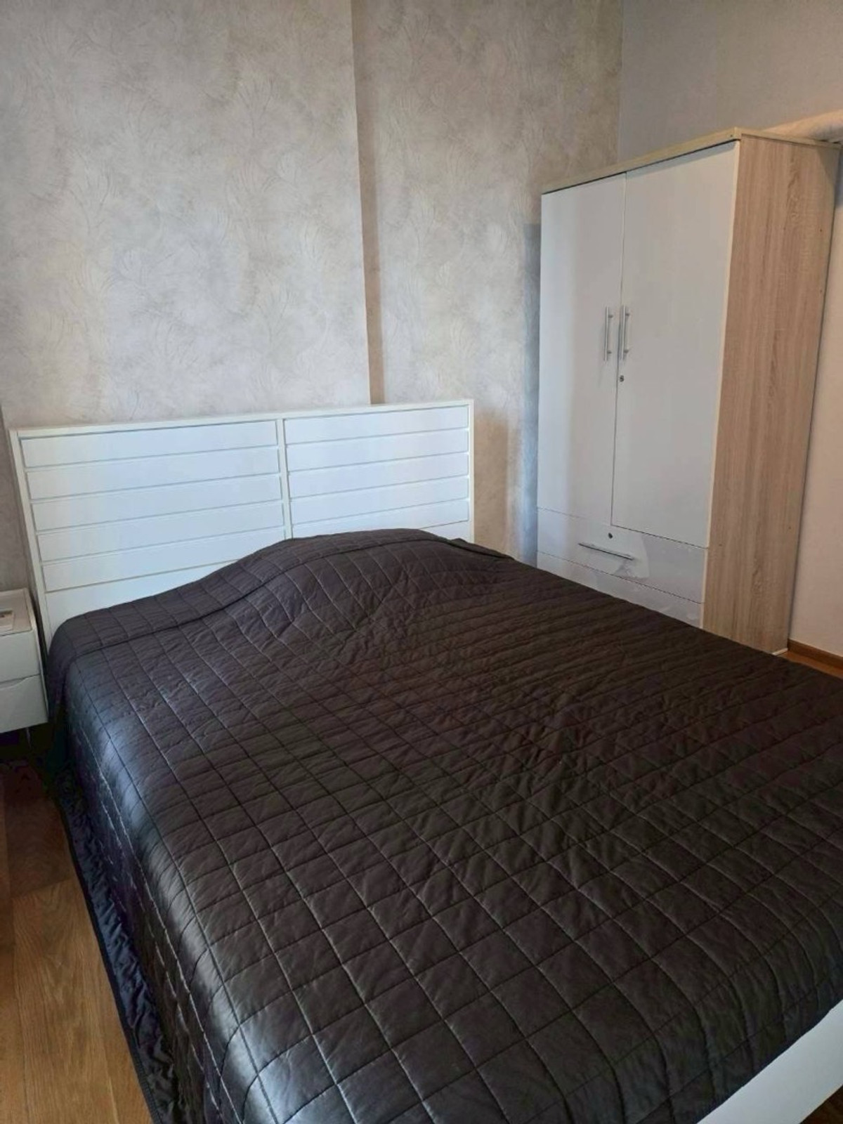 ให้เช่าคอนโดอารีย์ อนุสาวรีย์ : 🩷ให้เช่า vertical aree คอนโด เดอะเวอร์ติคัล อารีย์. line @900cqqhk tel 0859114585. 🩷
อยู่ชั้น 8 พื้นที่ห้อง 70.56 ตร.ม.
2 ห้องนอน 2ห้องน้ำ
สิ่งอำนวยความสะดวก
- เครื่องทำน้ำอุ่น ทั้ง 2 ห้อง
- โทรทัศน์ 2 เครื่อง (smart TV)
- microwave
- หม้อหุงข้าว
