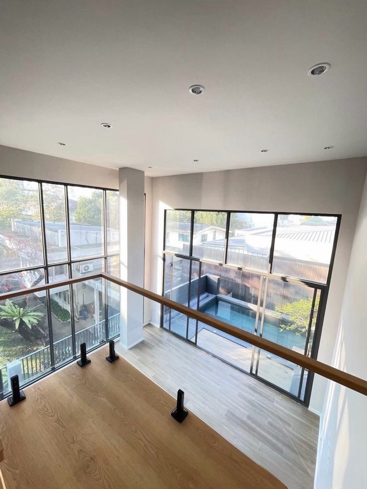 ให้เช่าบ้านสุขุมวิท อโศก ทองหล่อ : ทาวน์โฮมหรู ทองหล่อ  มีลิฟต์และสระว่ายน้ำส่วนตัว เลี้ยงสัตว์ได้ ใกล้ BTS ทองหล่อ 