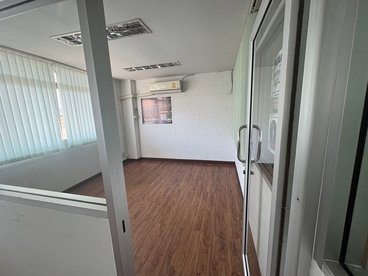 For RentOfficeSamut Prakan,Samrong : Commercial building for rent, Racha Thewa, Bang Phli, area 135 sq m., easy access to the industrial estate.