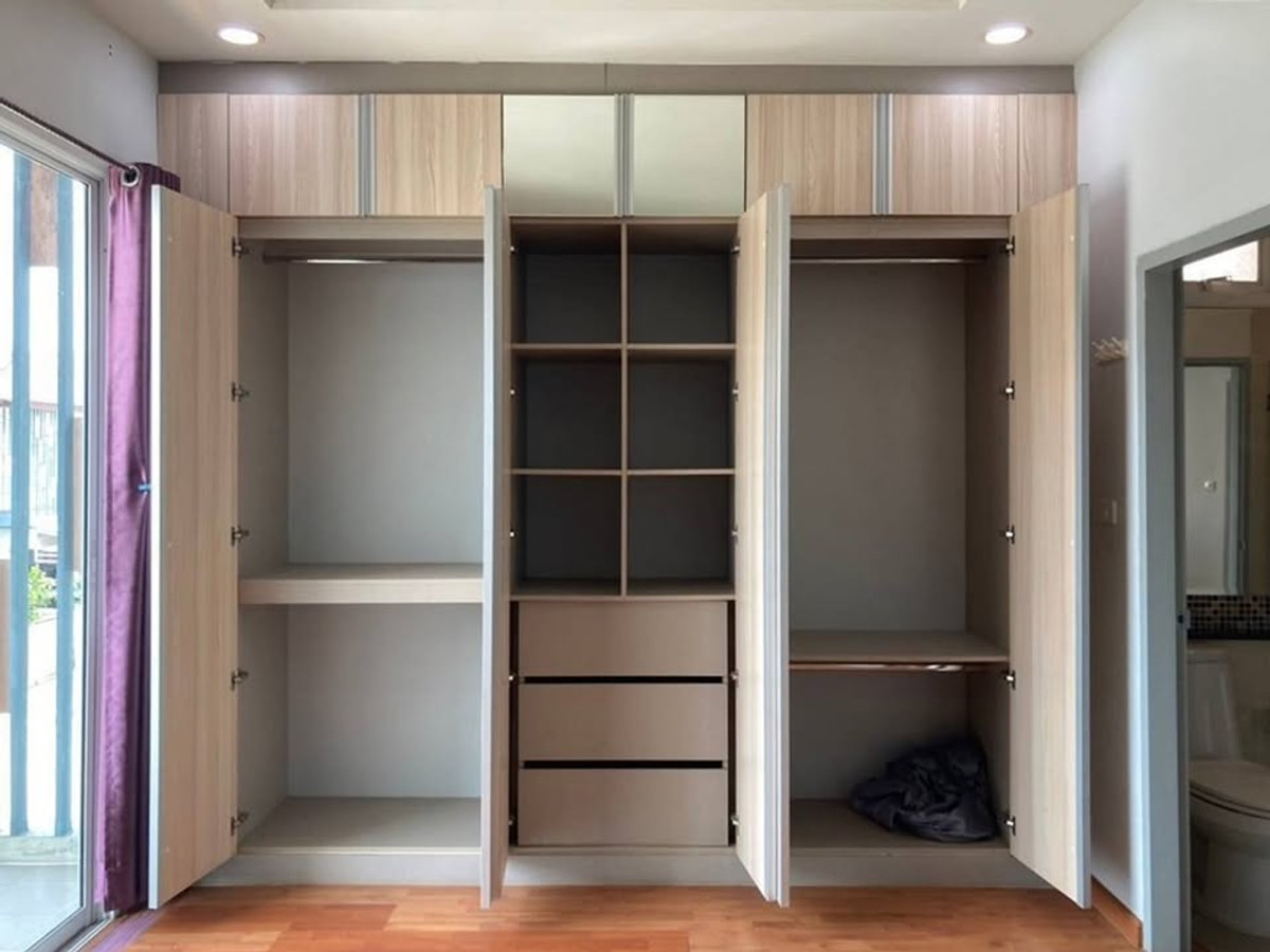 ให้เช่าบ้านสมุทรปราการ สำโรง : ให้เช่า บ้านแฝด 2 ชั้น ม.เมอริทแกรนด์ สุวรรณภูมิ บ้านสวย สภาพดี พร้อมอยู่ ทำเลดี เข้า-ออกได้หลายทาง ราคา 16,000 บาท