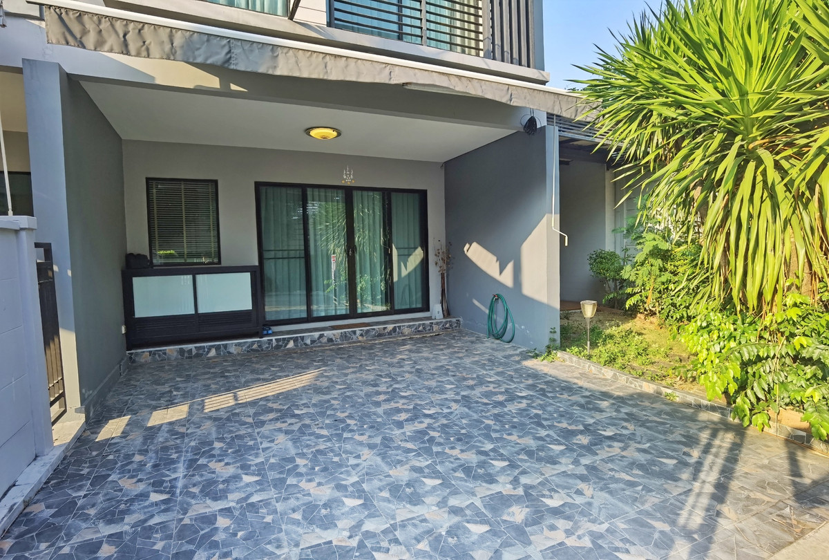 For SaleTownhomeRattanathibet, Sanambinna : [Selling at a loss! Decorated in the millions] Baan Klang Muang Rattanathibet, back side, 33 sq m, near MRT Nonthaburi Intersection 1, only 500 meters.