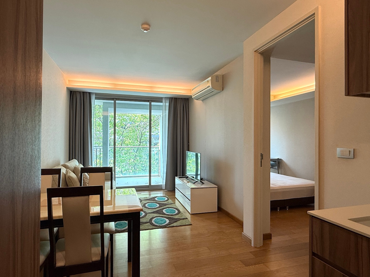 ให้เช่าคอนโดสุขุมวิท อโศก ทองหล่อ : คอนโด 1 ห้องนอน 48 ตร.ม. ชั้นไม่สูง วิวสวน ย่านพร้อมพงษ์ ใกล้รถไฟฟ้า