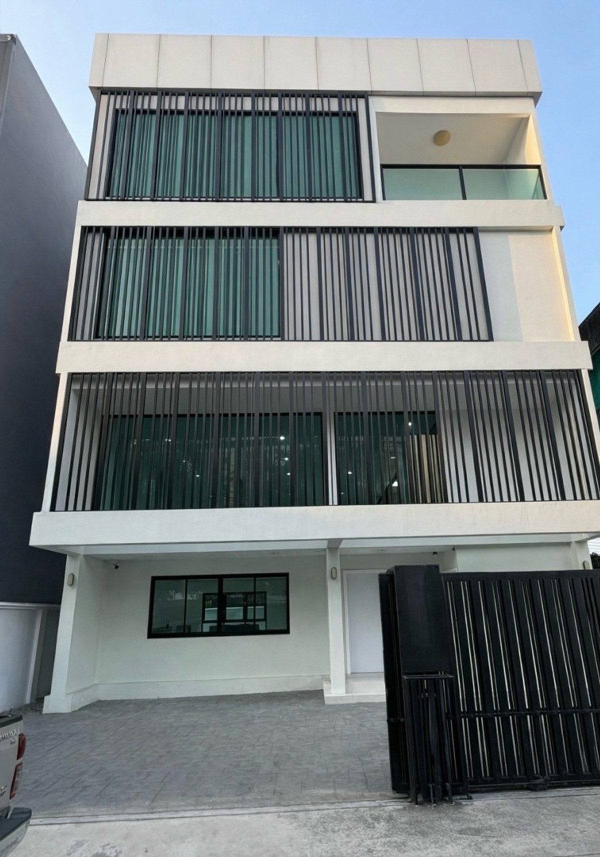 ขายบ้านสุขุมวิท อโศก ทองหล่อ : ขายบ้านเดี่ยว ย่านสุขุมวิท 71  ขนาด56ตรว 350ตรม 3ชั้น ครึ่ง