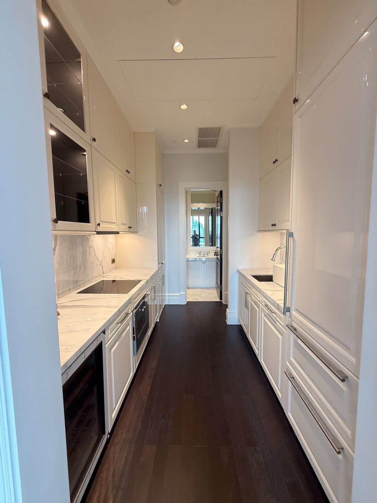 For RentCondoWitthayu, Chidlom, Langsuan, Ploenchit : ⭐️ 98 wireless ⭐️ 2 bedrooms, 3 bathrooms, 120 sq m. Beautiful room, well decorated. Ready to move in