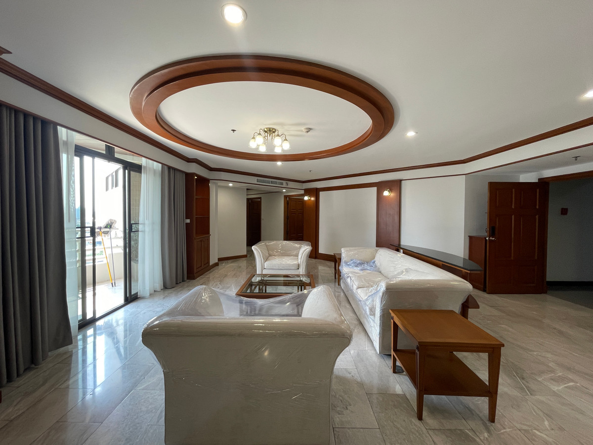 For RentCondoSukhumvit, Asoke, Thonglor : Condo with an extra large room of over 316 square meters in the Sukhumvit - Phrom Phong area, suitable for families who want large living space in the heart of the city, close to BTS Phrom Phong and Emporium / EmQuartier with city-level amenities.