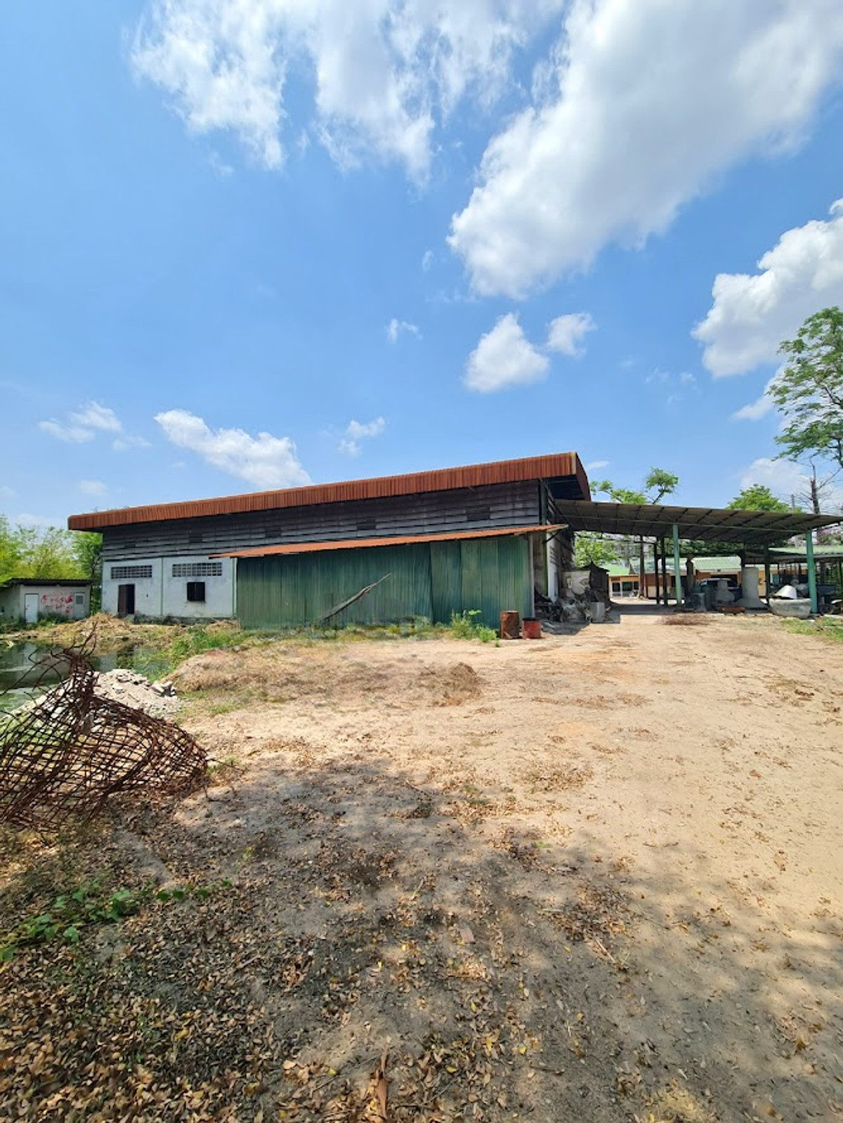 For SaleLandNakhon Pathom : Land for sale in Nakhon Pathom, Sam Phran District, with buildings, total area 6-3-79 rai, near Phetkasem Road.