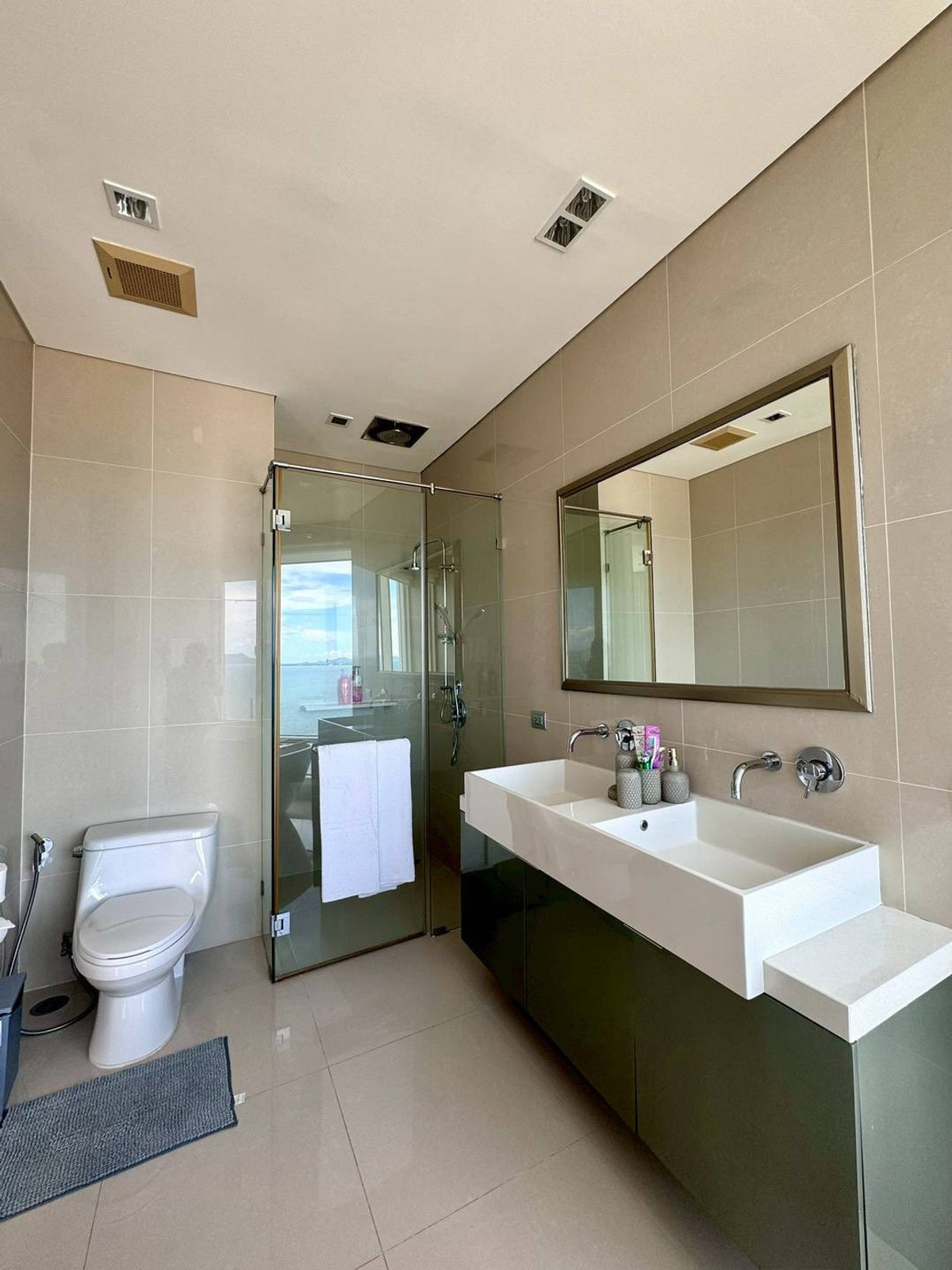 ให้เช่าคอนโดพัทยา บางแสน ชลบุรี สัตหีบ : ให้เช่า คอนโดหรู 3 ห้องนอน ขนาด 217 ตารางเมตร วิวทะเลจอมเทียน