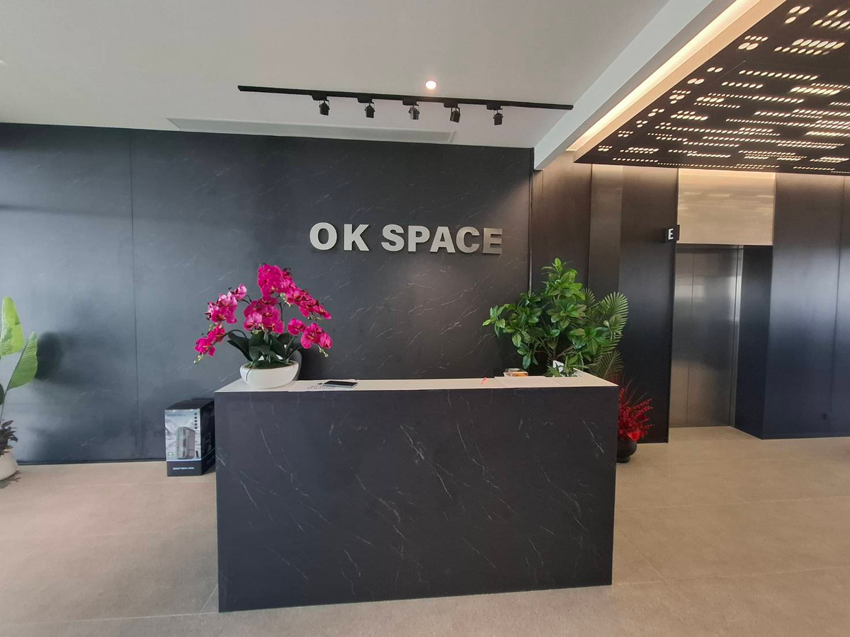 For RentOfficeKhlongtoei, Kluaynamthai : OK Space Punn, fully furnished office in Rama 4 area, near MRT Khlong Toei, view of Bang Krachao water curve, 28th floor, area 42 sq m., rent 50,400 baht*/sq m./month.