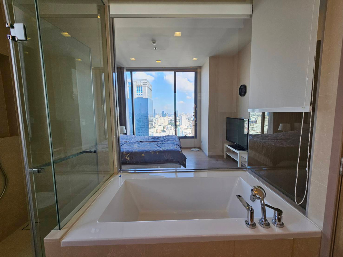 For RentCondoSukhumvit, Asoke, Thonglor : For rent The Esse Asoke near MRT Sukhumvit!  2 bedrooms, 2 bathrooms, luxuriously decorated, high floor, great view.