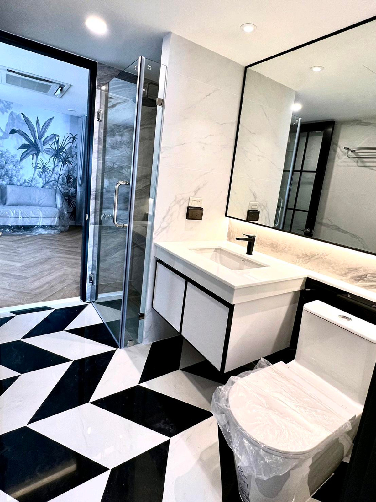 For RentCondoSukhumvit, Asoke, Thonglor : 3 Bedrooms Plus for rent with Pet-friendly, Central area on Sukhumvit 24