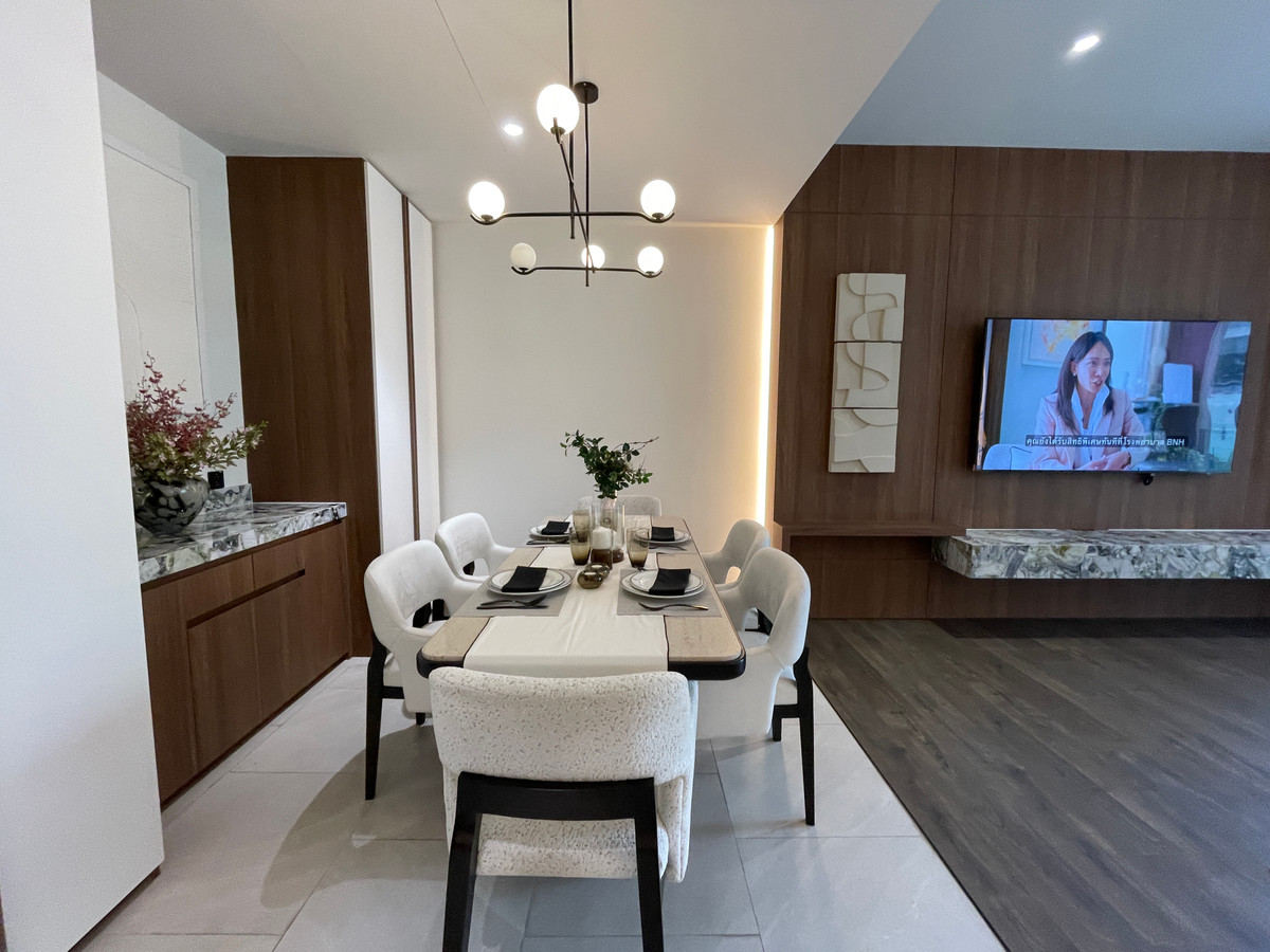 For SaleCondoSilom, Saladaeng, Bangrak : Rare unit for sale 🌳 THE ULTIMATE PARK VIEW | Rare Unit @ROMM CONVENT 🌳2 bedrooms, 2 bathrooms, usable area size 118.15 square meters on the 26th floor that offers a view of the lush Park View in the heart of Bangkok. On the highest potential location, Co