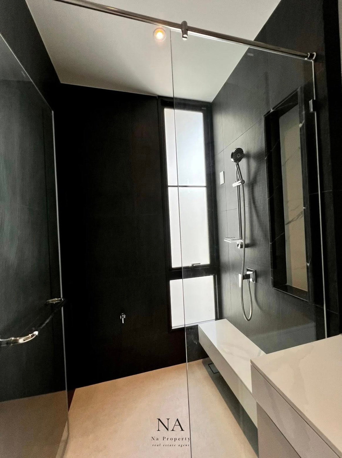 บ้านพัฒนาการ ศรีนครินทร์ : House for rent: Malton Gates new Krungthep Kreetha, 250,000 THB. 5 bedrooms, 6 bathrooms, 544 sq m usable area, 107.7 sq wah land area. Near Rama 9, Pattanakarn, Suan Luang, Srinakarin, Bang Na, Suvarnabhumi Airport, Ramkhamhaeng, Ploenchit, Sukhumvit.