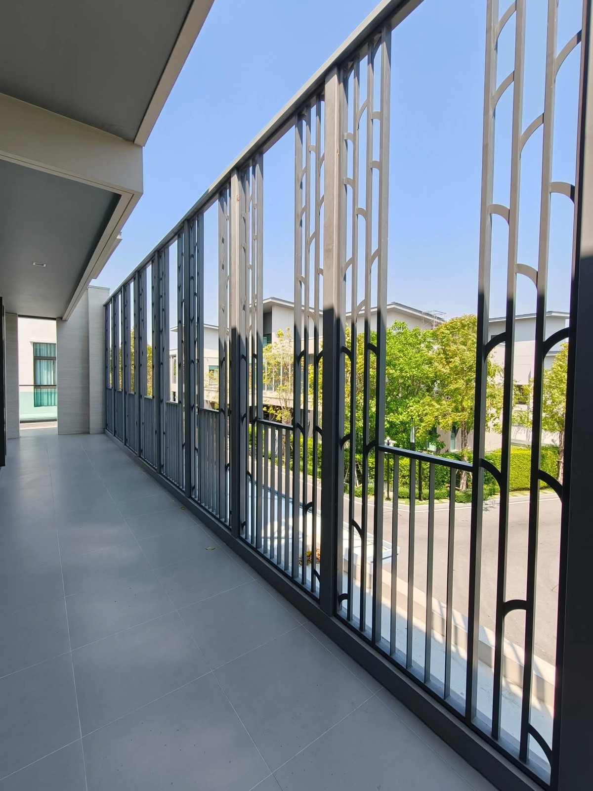 ขายบ้านพัฒนาการ ศรีนครินทร์ : Grand Bangkok Boulevard East Rama 9 บ้านเดี่ยวหรู 3 ชั้น พื้นที่ใช้สอย 827 ตร.ม. พร้อมเฟอร์นิเจอร์ทั้งหลัง Please call: 082-894-4624