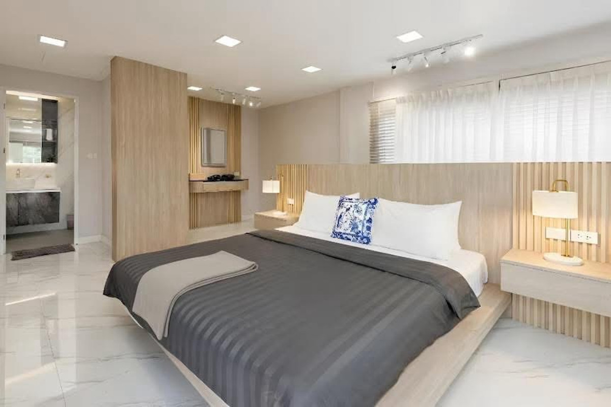 ให้เช่าบ้านรัชดา ห้วยขวาง : ปล่อยเช่าบ้าน 2 ชั้น หลังมุม ขนาด 36 ตรว. 300 ตรางเมตร ซอยรัชดา 18 บ้านสวยตกแต่งใหม่ เฟอร์นิเจอร์ครบพร้อมอยู่ ในหมู่บ้าน ปลอดภัยไม่มีโจร เพื่อนบ้านดีไม่มีปัญหา จอดรถหน้าบ้านได้ 1-2 คัน
