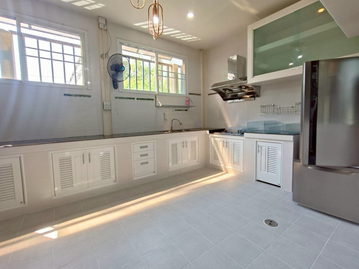 ให้เช่าทาวน์โฮมราษฎร์บูรณะ สุขสวัสดิ์ : (Newly Renovated) ทาวโฮม-หลังมุม พร้อมเข้าอยู่! / 18,500.- 