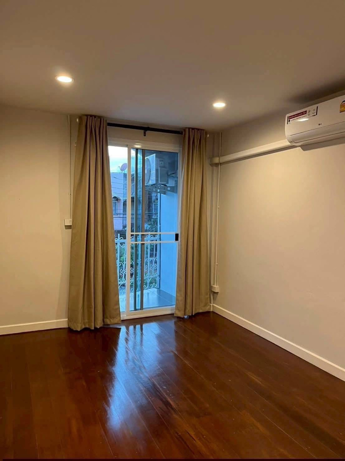 For RentTownhomePattanakan, Srinakarin : Townhome for rent, Phatthanakan 23, suitable for living. Small home office near APL Ramkhamhaeng (N.2043)