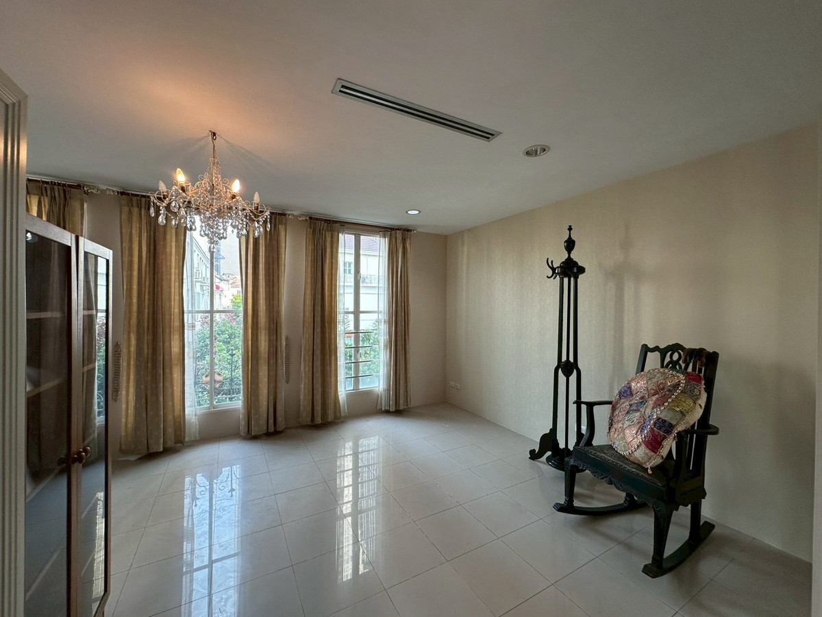 For SaleTownhomeSukhumvit, Asoke, Thonglor : Luxury townhouse in Thonglor area One of Bangkoks prime residential locations, suitable for families, executives, or foreigners who want to live in the heart of Sukhumvit. Large living space, complete functions, near BTS Thonglor. Community Mall restauran
