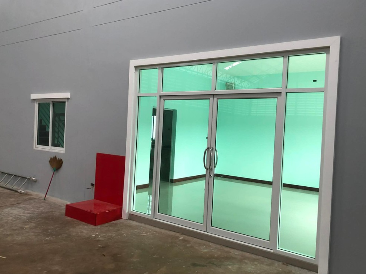 For RentWarehouseMahachai Samut Sakhon : For Rent, Warehouse + Office 🟪Purple Zone 📐️Usable area 700 sqm. 📍Krathum Baen, Samut Sakhon