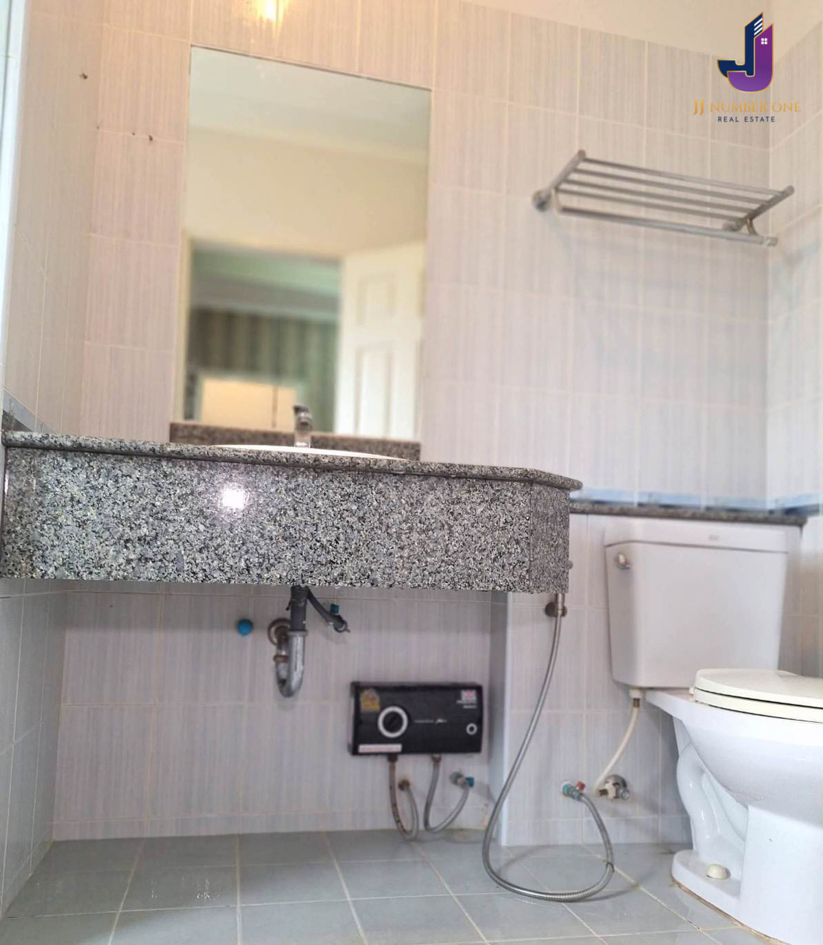 ขายบ้านลาดกระบัง สุวรรณภูมิ :  ขายบ้านเดี่ยว ภัทรา วงแหวน–อ่อนนุช  3 ห้องนอน 3 ห้องน้ำ เนื้อที่ 57.4 ตร.ว. พื้นที่ใช้สอย 160 ตร.ม.  บ้านเลขที่มงคลสุดหายาก 33/33