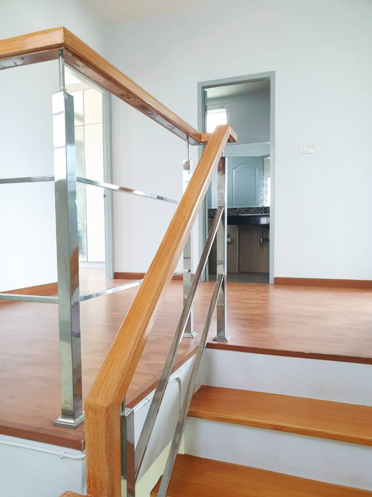 ให้เช่าบ้านสมุทรปราการ สำโรง : ให้เช่า บ้านแฝด 2 ชั้น ม.เมอริทแกรนด์ สุวรรณภูมิ บ้านสวย สภาพดี พร้อมอยู่ ทำเลดี เข้า-ออกได้หลายทาง ราคา 16,000 บาท