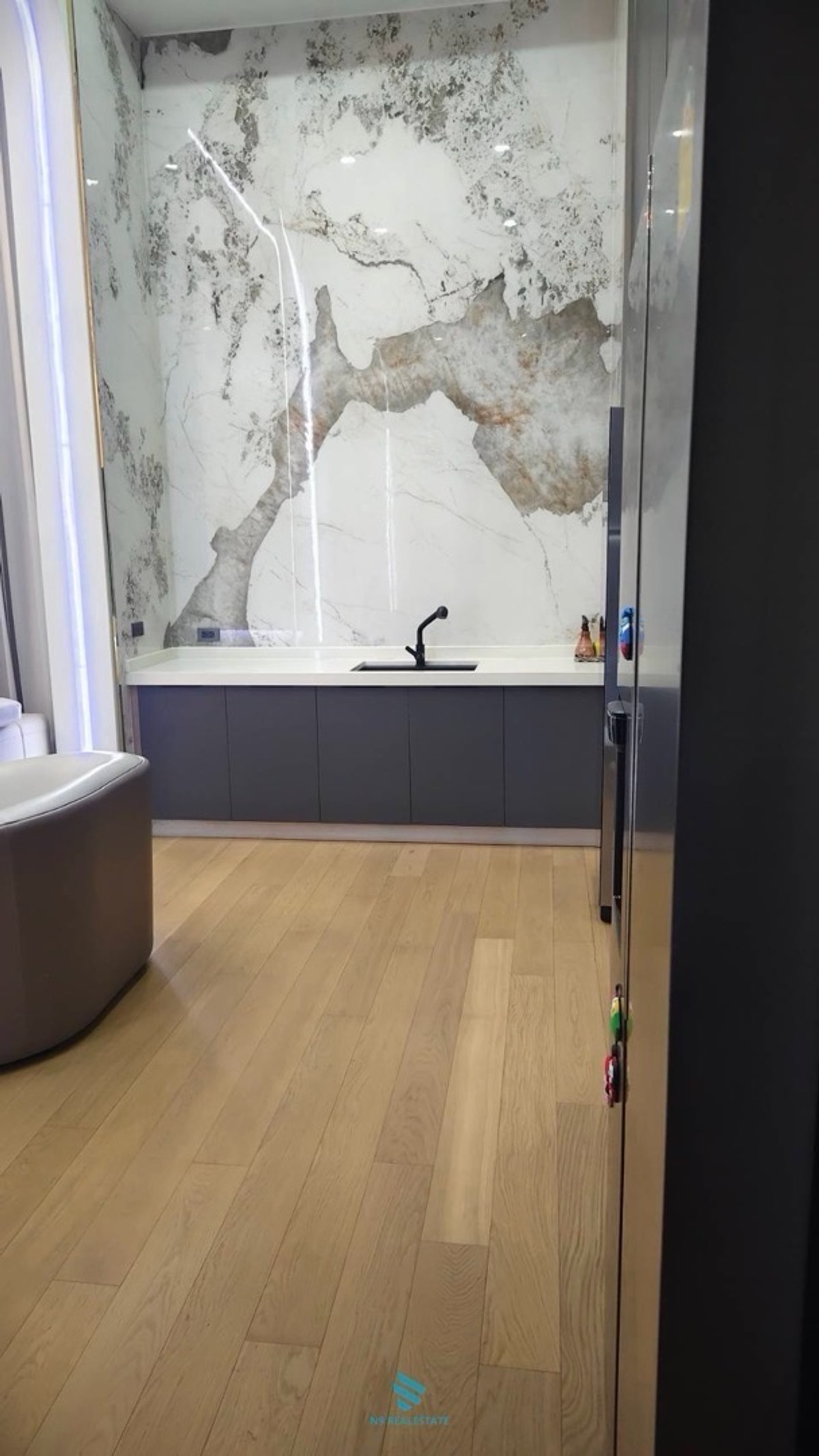 ขายบ้านเลียบทางด่วนรามอินทรา : (ขาดทุน10ล้าน) The glamor บ้าน+สระว่ายน้ำแต่งสวยเฟอร์ครบ พร้อมอยู่ ห่างเอกมัย 10 นาที 