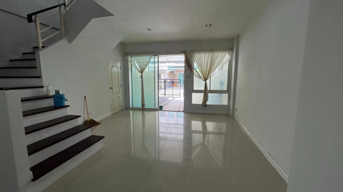 ให้เช่าทาวน์โฮมพัฒนาการ ศรีนครินทร์ : Home office ติดmrt สายสีเหลือง /4 ห้องนอน 4 ห้องน้ำ /40,000