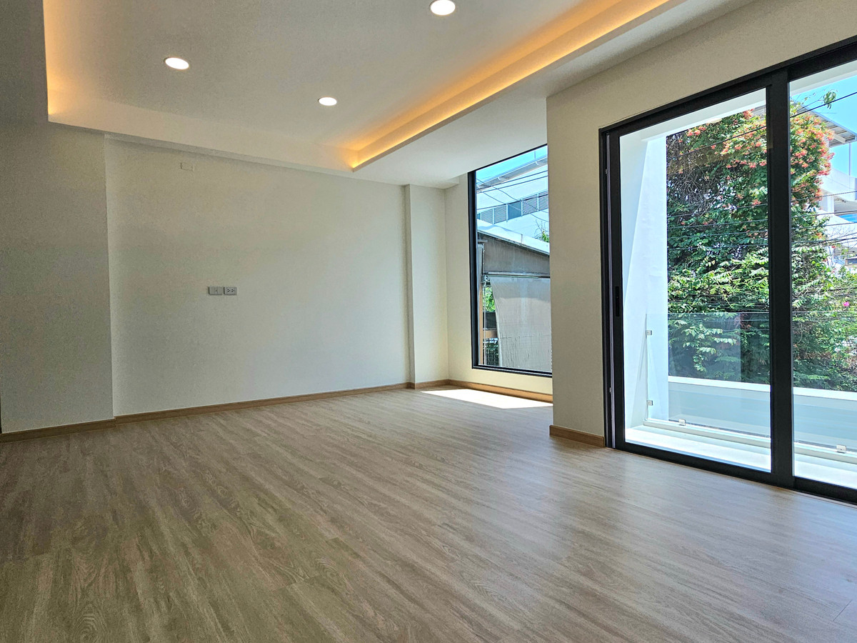 ขายทาวน์โฮมลาดพร้าว เซ็นทรัลลาดพร้าว : 🚩[ด่วน ! มีเพียงหลังเดียว] ทาวน์โฮม พหลโยธิน 23 รีโนเวทใหม่ ใกล้เซ็นทรัลลาดพร้าว และ BTS พหลฯ 24 ลดราคา 1 ล้านบาท พร้อมฟรีโอน นัดหมายเข้าชมโทร 095-424-3656 หรือแอด LINE จากเบอร์โทร