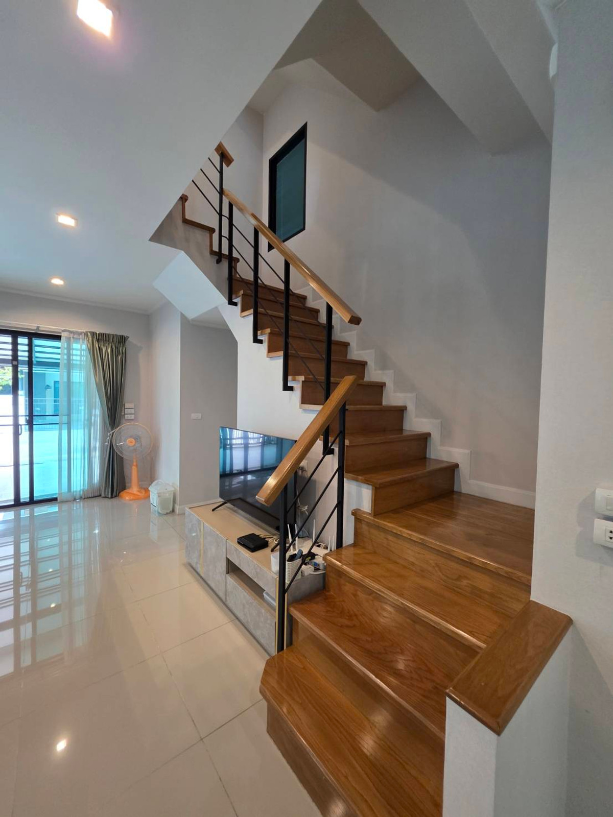 ขายบ้านลาดกระบัง สุวรรณภูมิ : ขายบ้านแฝด 3ชั้น สภาพบ้านใหม่มากๆ เจ้าของตกแต่งเสร็จแทบจะไม่ได้ใช้เลย 