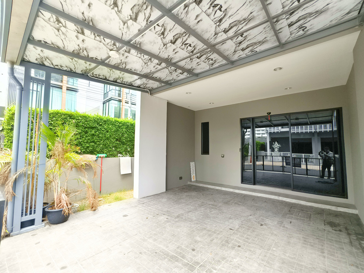 For SaleHome OfficeKaset Nawamin,Ladplakao : For sale: Premium Place Mix Ekamai-Ramintra 25.4 sq m. Luxurious home office, 4 floors, 2 large office rooms, 3 bedrooms, 4 bathrooms, next to Nuanchan Road, width 5.5 meters.