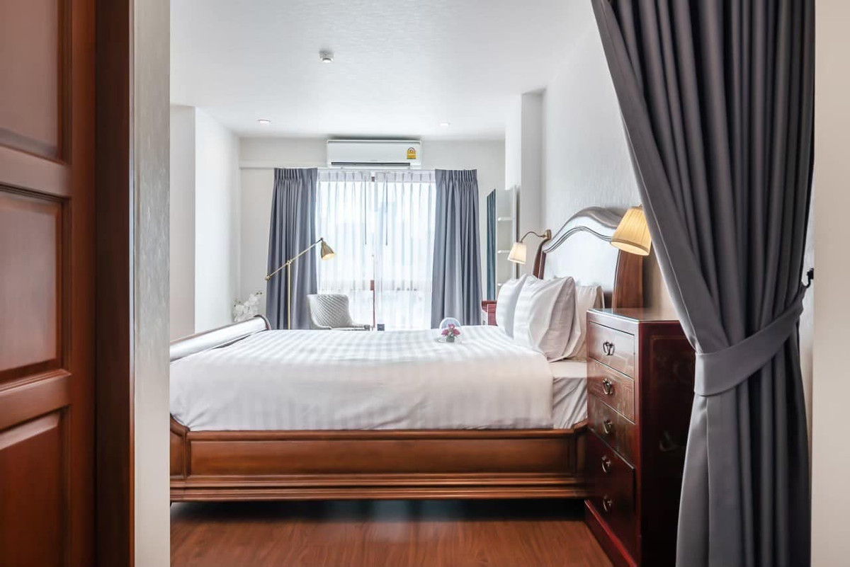 For RentCondoRatchadapisek, Huaikwang, Suttisan : For rent Baan Klang Krung Resort, prime location in Ratchada! Big room 63.5 sq m., near MRT Huai Khwang, only 17,900/month.