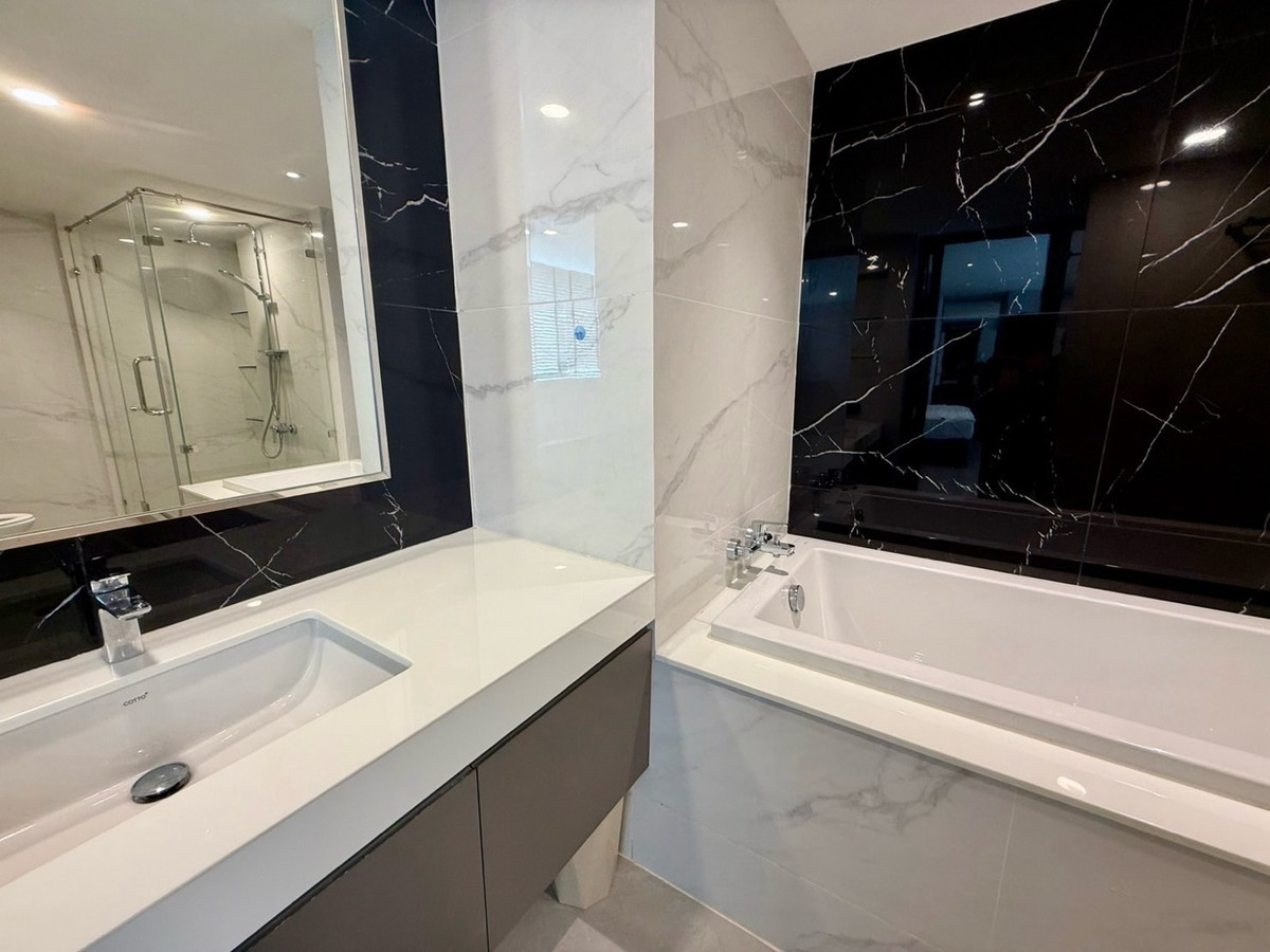 For RentCondoSukhumvit, Asoke, Thonglor : Newly Renovated/ Spacious 3 Bedrooms in Phrom pong ✨