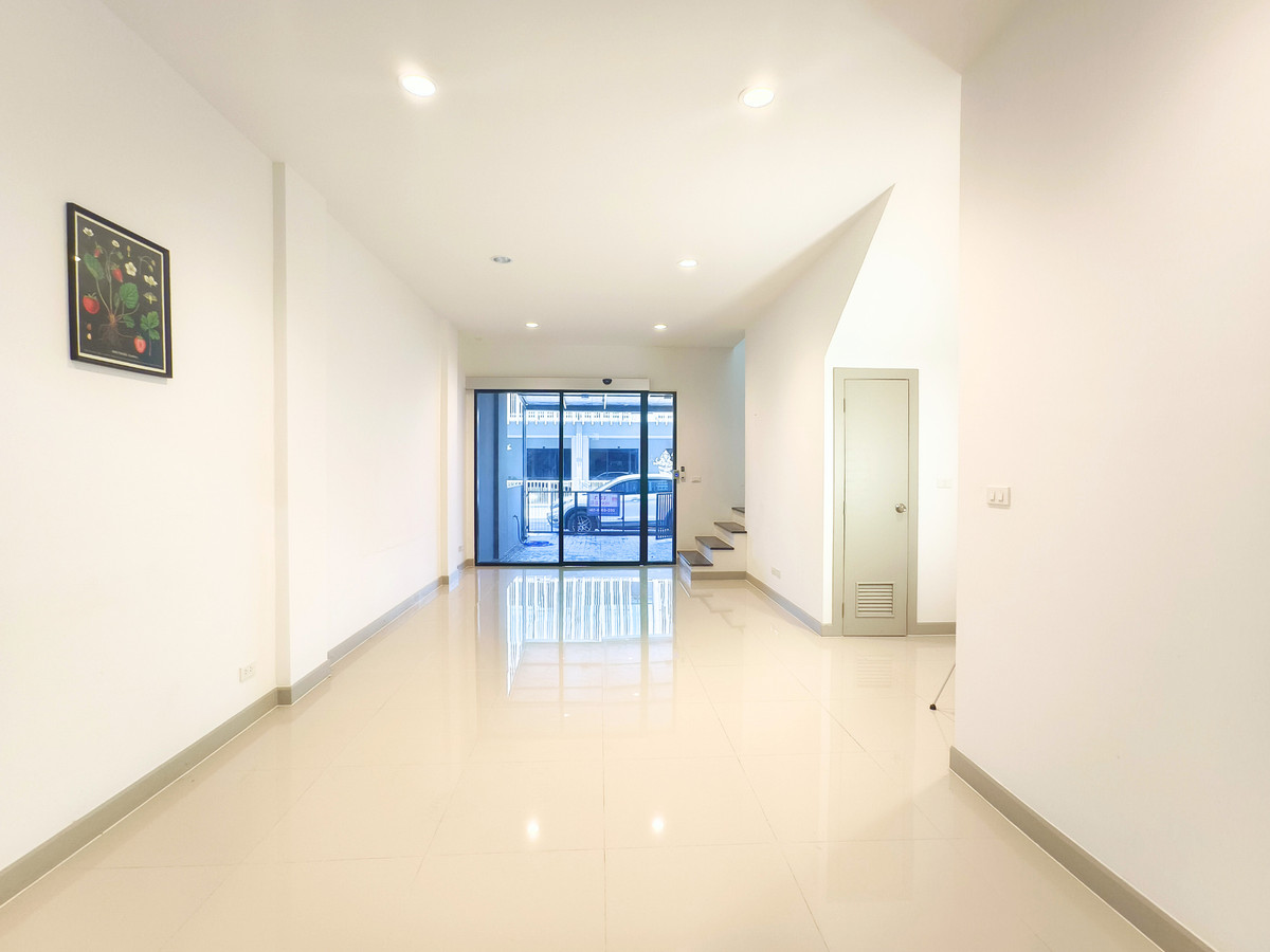 For SaleHome OfficeKaset Nawamin,Ladplakao : For sale: Premium Place Mix Ekamai-Ramintra 25.4 sq m. Luxurious home office, 4 floors, 2 large office rooms, 3 bedrooms, 4 bathrooms, next to Nuanchan Road, width 5.5 meters.