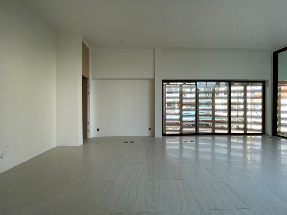 ขายบ้านเลียบทางด่วนรามอินทรา : 🔥 EXCLUSIVE PROMOTION 🔥โอกาสสุดท้ายในการครอบครองในราคาพิเศษที่สุด [ขาย] 💎 Ultra Luxury Show Unit | ELIVA Ekkamai - Eastville 💎 บ้านเดี่ยวหรู 3 ชั้น ดีไซน์ Mid-Century Modern — ความเป็นส่วนตัวสูงสุดเพียง 4 ยูนิตในโครงการ!