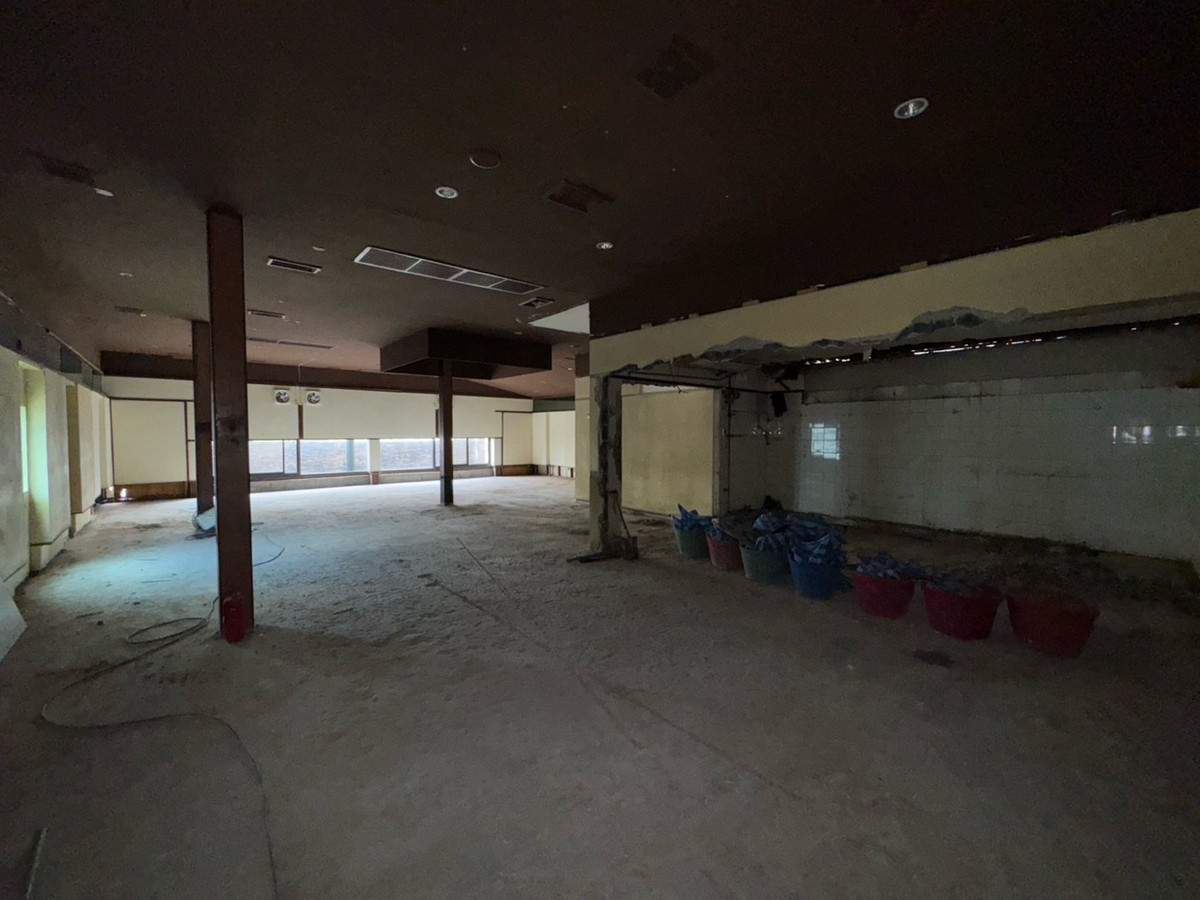 For RentRetail SpaceSukhumvit, Asoke, Thonglor : Business space 180 square meters, 3rd floor, Soi Thonglor, Sukhumvit 55, has parking, good location.