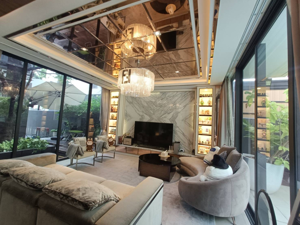 ขายบ้านพัฒนาการ ศรีนครินทร์ : ★ขายบ้านสุดหรู  ในราคา 41 ลบ. พร้อมลิฟต์และสระว่ายน้ำส่วนตัว บรรยากาศเงียบสงบมากๆ ใกล้แหล่งช้อปปิ้งและรายล้อมด้วยแหล่งของกิน @ The Urban Reserve Rama 9-Motorway