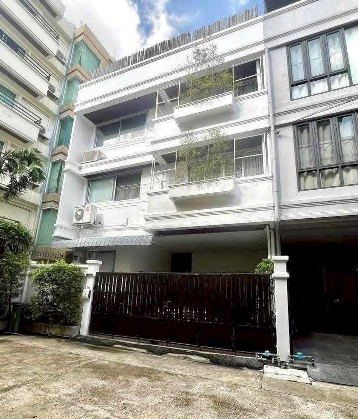 ให้เช่าทาวน์โฮมสุขุมวิท อโศก ทองหล่อ : ให้เช่า Townhome สุขุมวิท 71   🚇🚝🌈位於素坤逸路71巷的連棟別墅出租。 