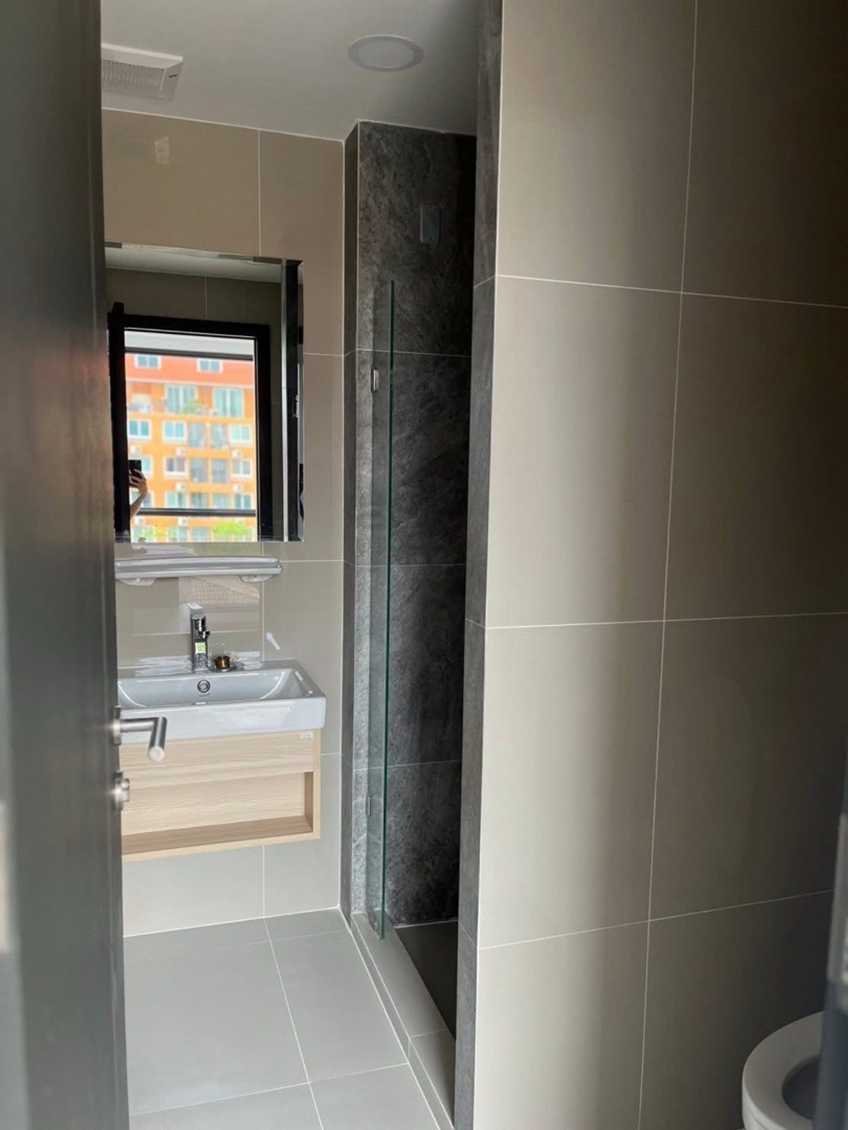 ให้เช่าคอนโดรัชดา ห้วยขวาง : ✨ ห้องมุม โปร่ง 37.5 ตร.ม. มีรถรับส่ง MRT | Asher Koop ✨